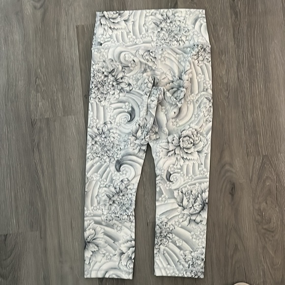 Lululemon Wunder Under High Rise Crop in Twine White Multi - Picture 8 of 10